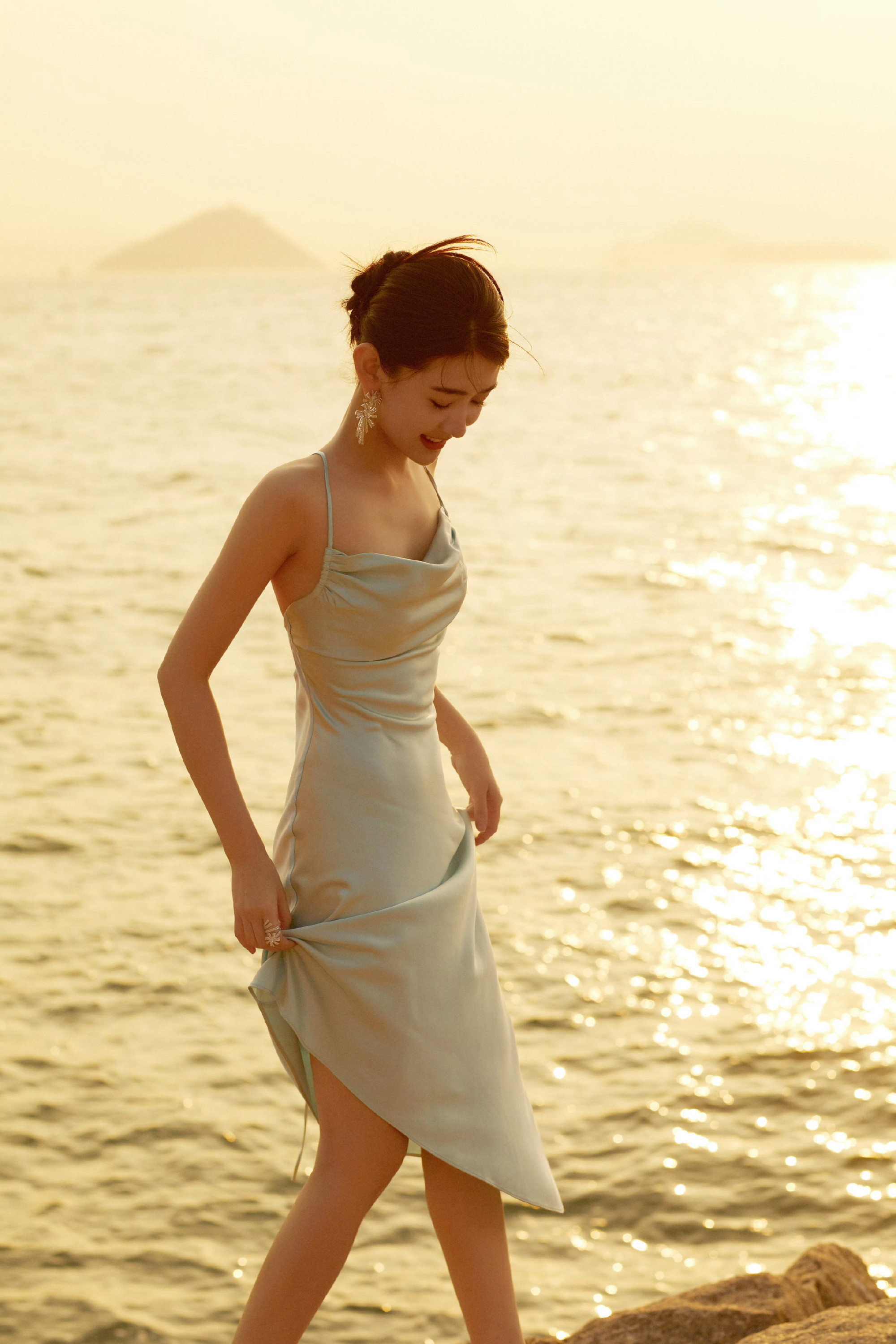 梁洁海边大片，吊带裙美背，好柔美治愈的小姐姐​​​
