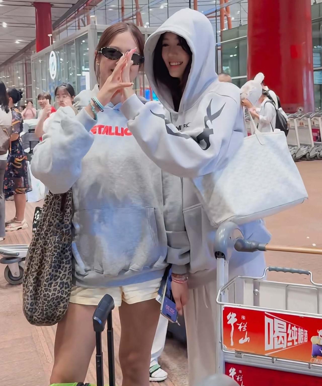 钟丽缇俩女儿真的好养眼，Jaden和考拉旅行归来，穿着灰色连帽卫衣，都各有各的美