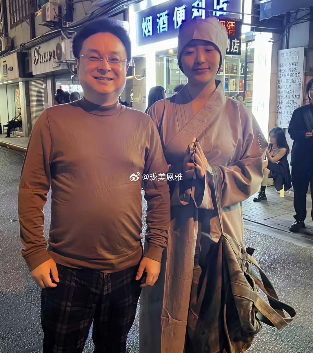 街头偶遇一位仙姑五官精致，身材高挑，长相甜美有点不明白长得这么漂亮还去做仙姑？