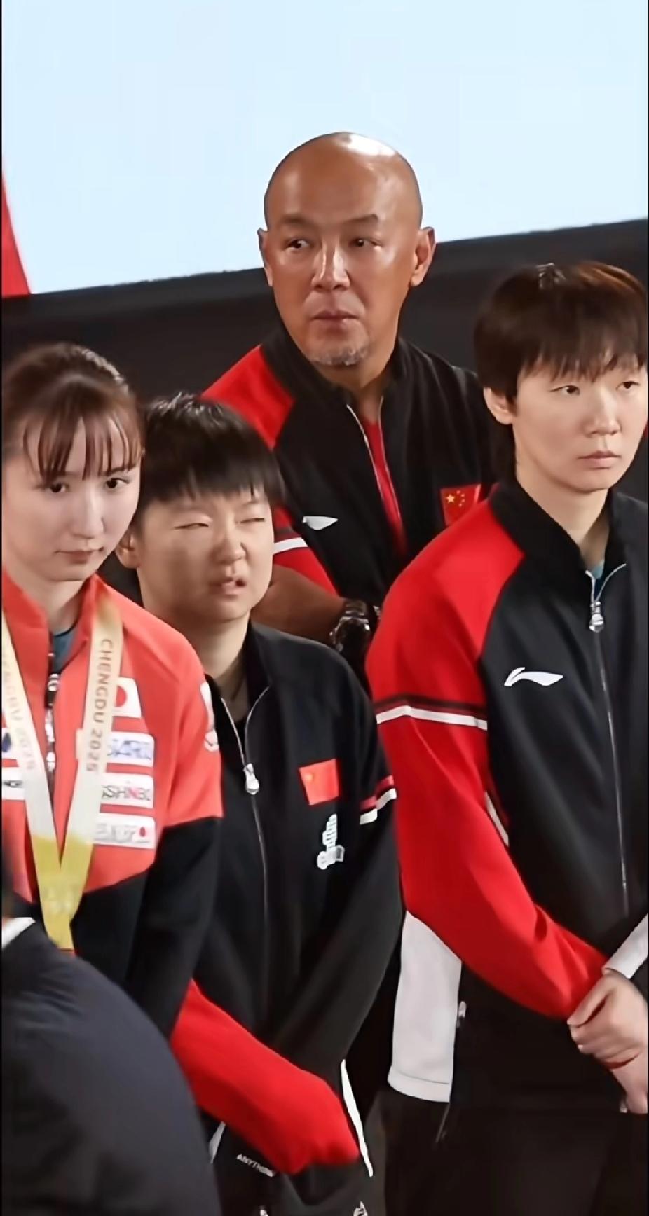 心疼！成都混团领奖台莎莎已面露不适，带伤征战太拼了翻到成都混团领奖的旧图才