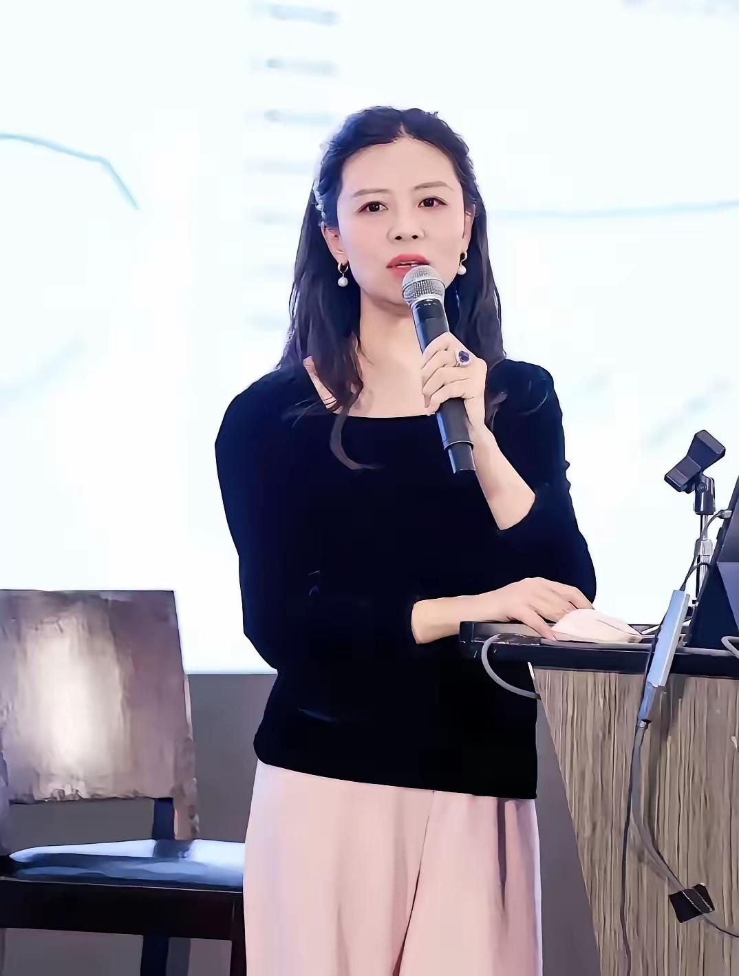 在股市里，最难的就是换脑子，去年科技板块涨的时候，你研究的都是一些老登股，于是