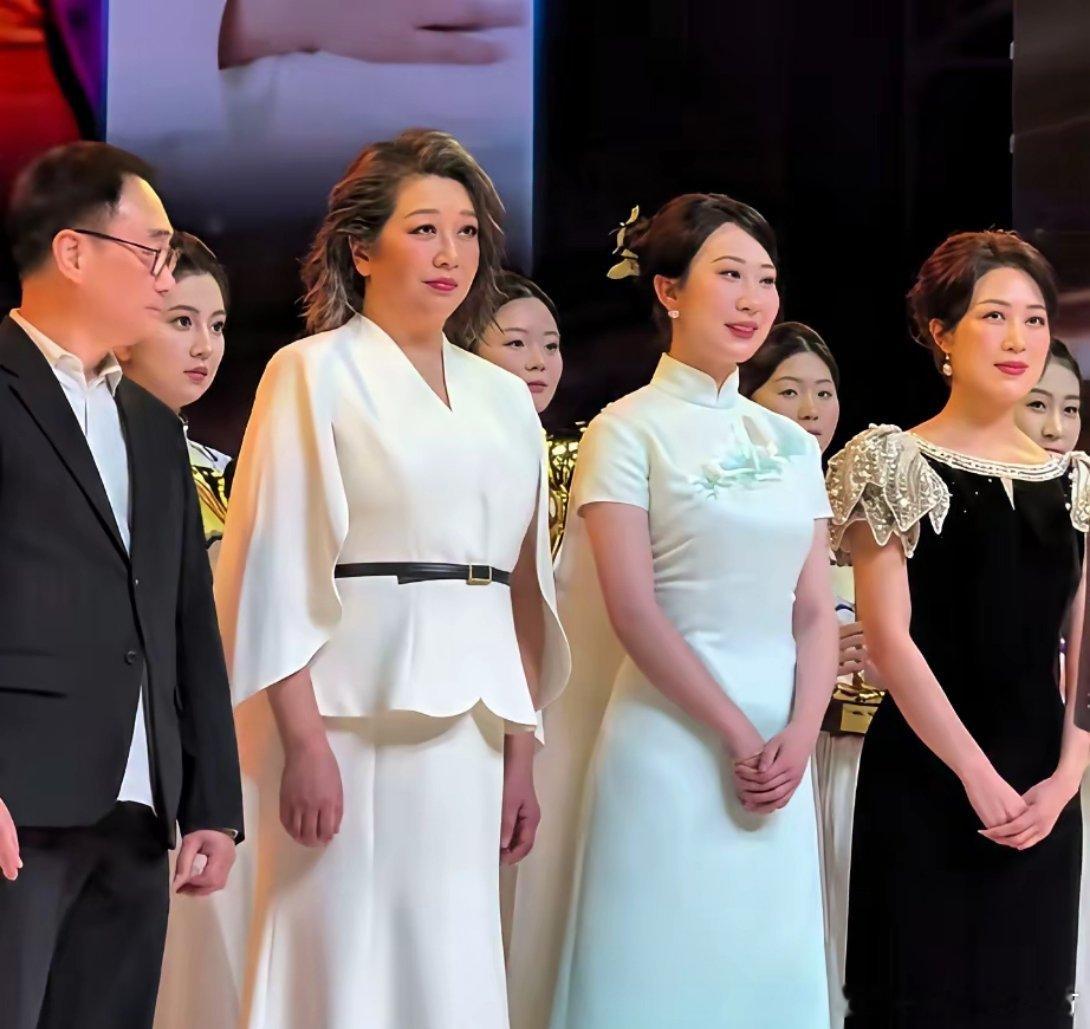 江珊在出席白玉兰戏曲奖时，肉眼可见的胖多了，网友都奇怪她才58岁，为何就放弃管理