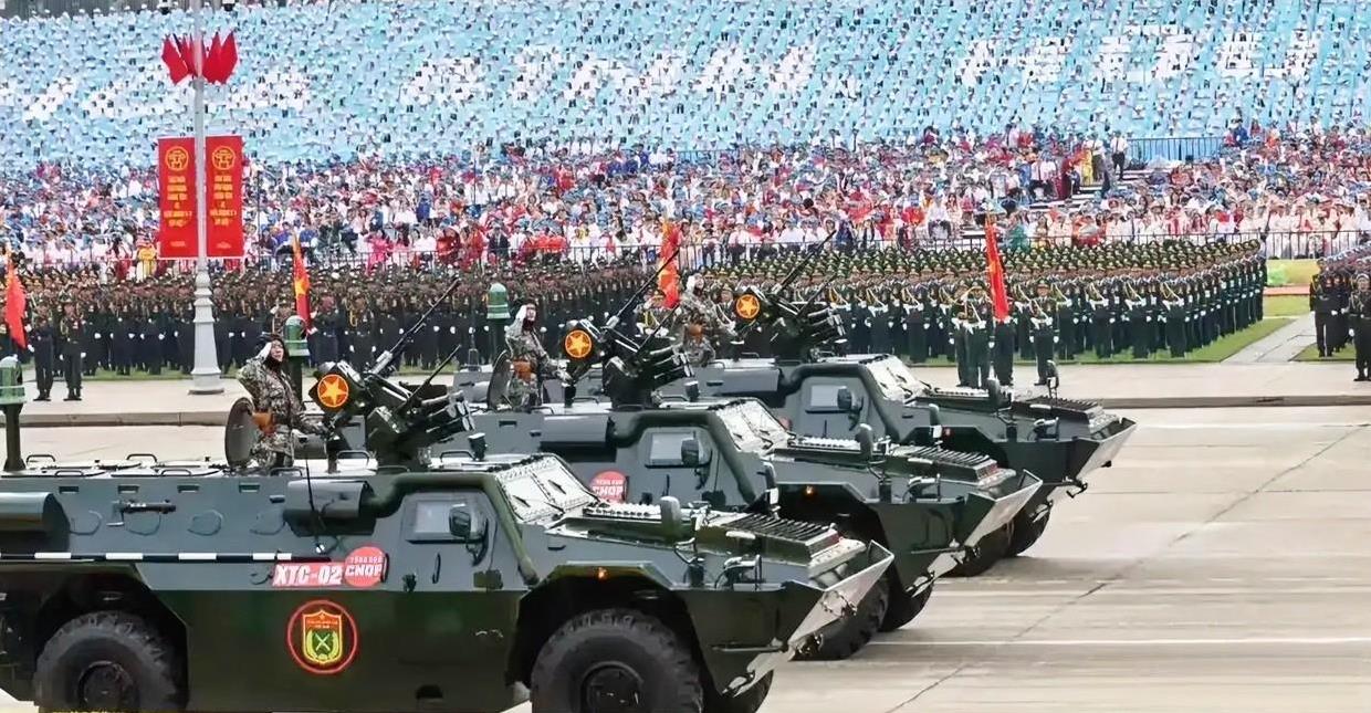 ·越南网友@lanhbui5028感慨道：“在我国的阅兵队列中，每排仅4人，共1
