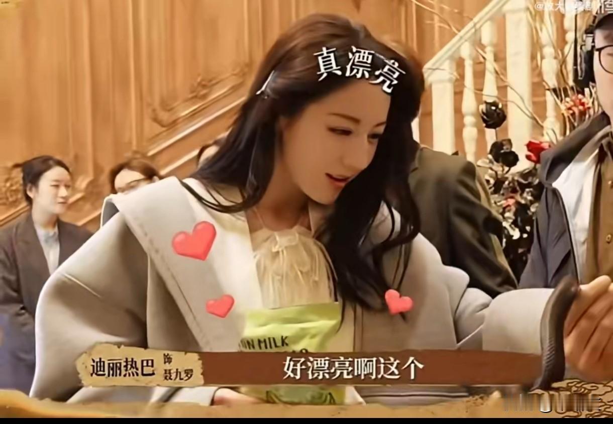 迪丽热巴胆也太肥了！边吃零食边摸蛇，还想挂脖子上带走？娱乐圈惊现“胆王”！