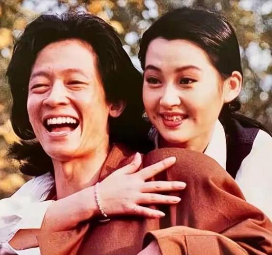 王朔说：“圈里人都说王志文难弄，老是端着，不近人情。导演见他头疼，制片见