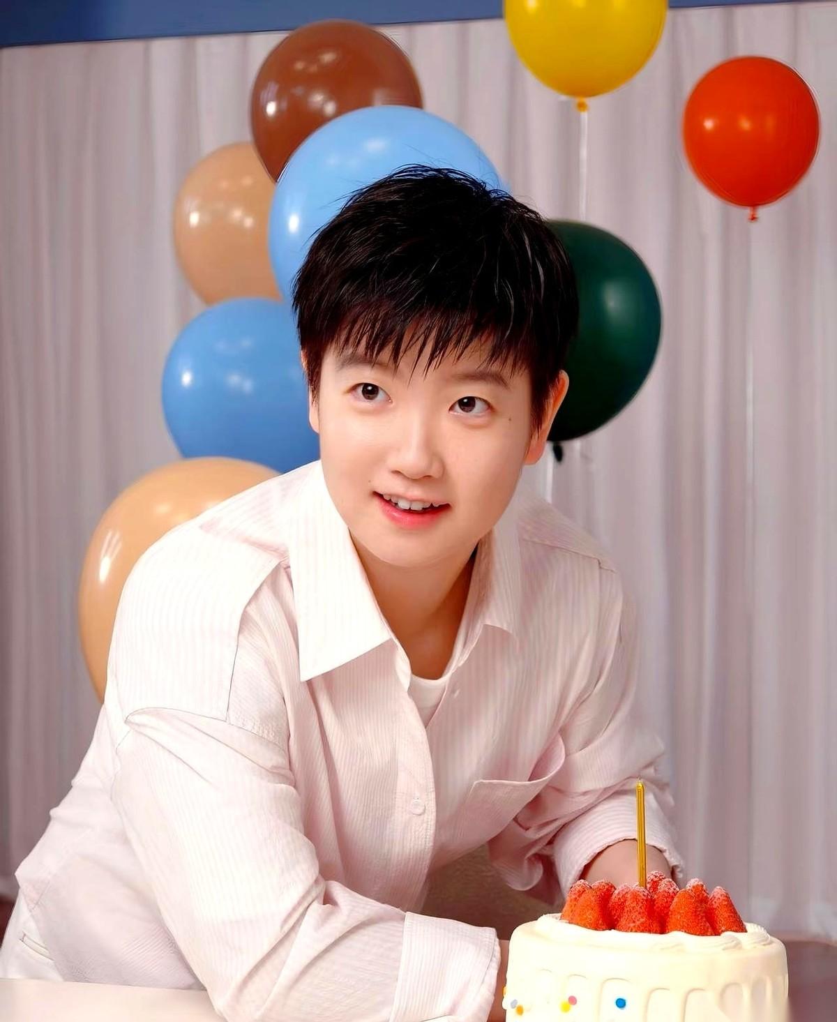 2025年乒超总决赛的灯光打下来，冠军奖杯举起来了，但镜头扫过的地方，却让人心里