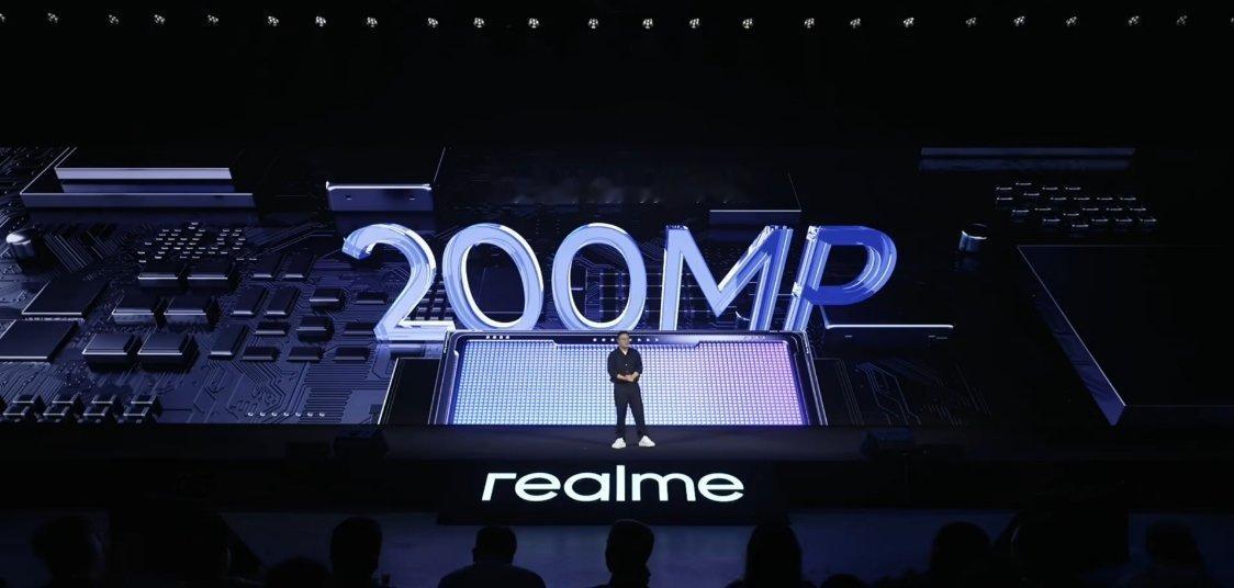 真我GT8Pro前置：32MP，后置：50MP主摄（1/1.56