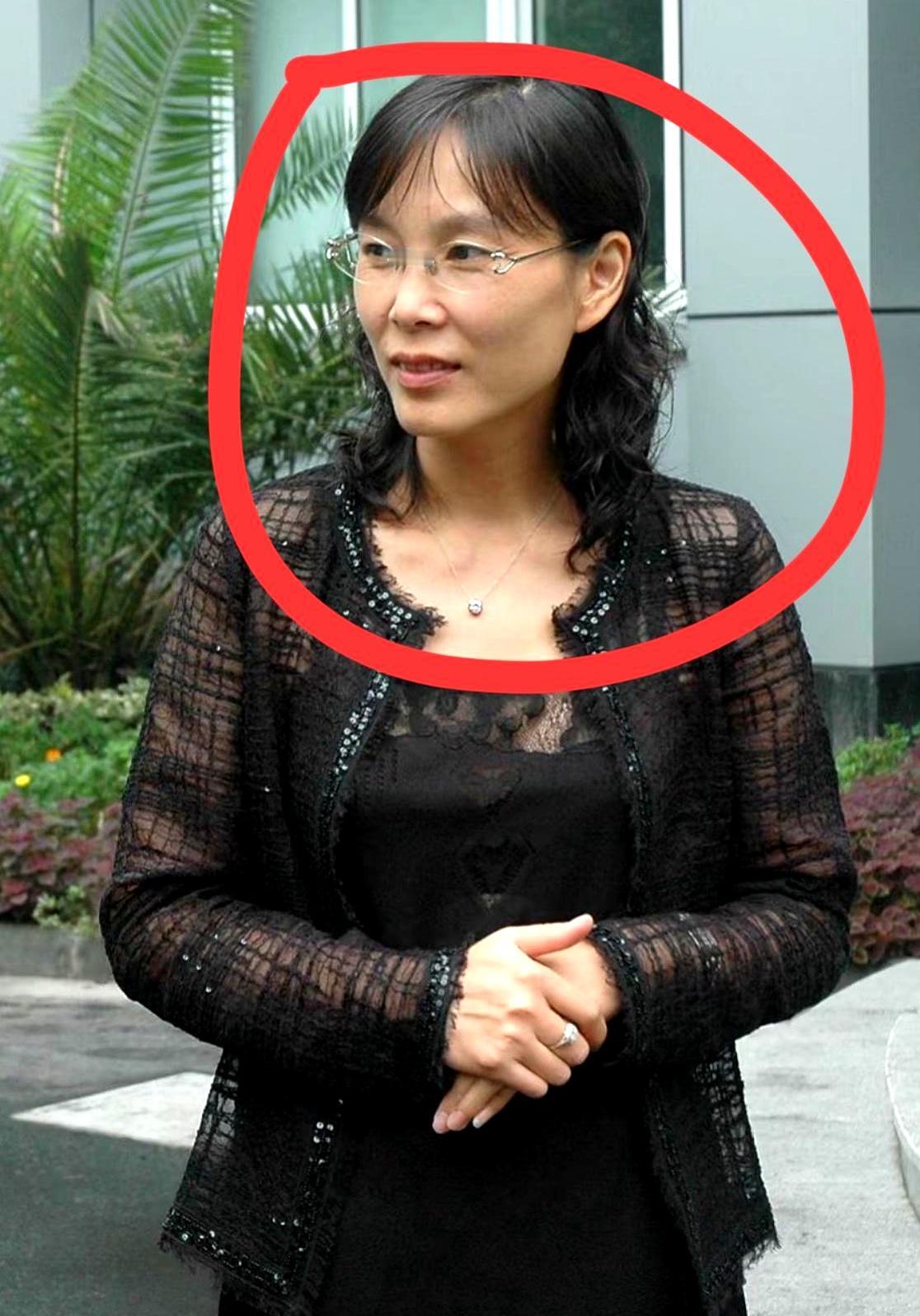 有人觉得宗馥莉的小妈杜建英太善良了，没对她出手，宗馥莉是自己出局娃哈哈的，其实有