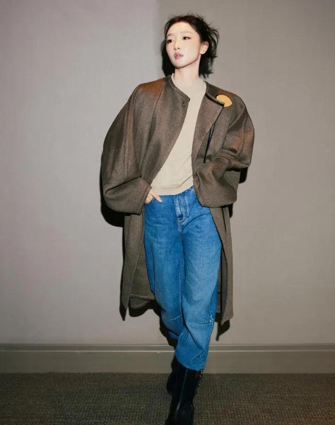 周冬雨换风格后，气质直接开挂！周冬雨这组造型也太绝了吧！oversize