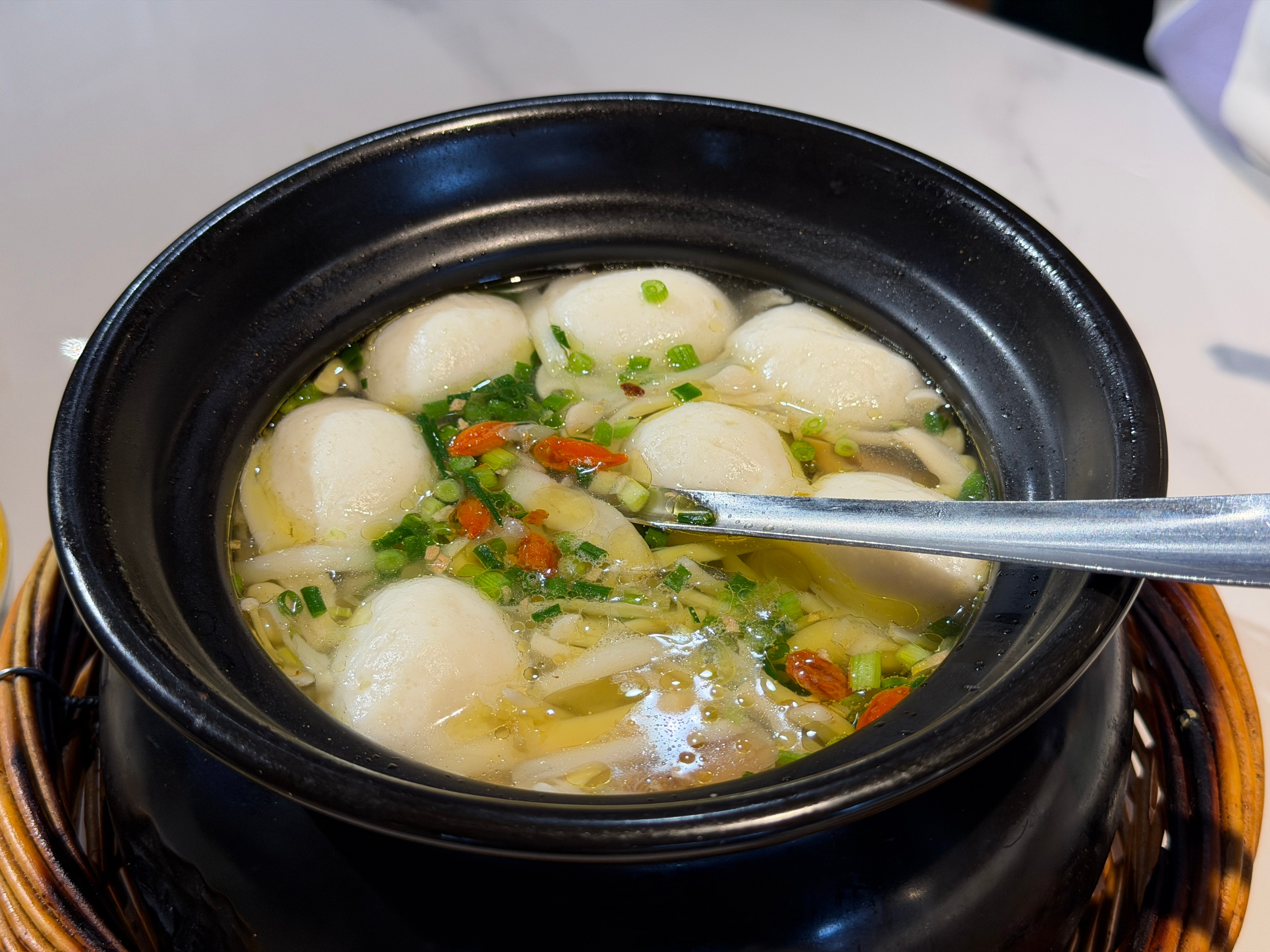 在饭店点餐，点臭桂鱼，服务员说会做臭桂鱼的厨师放假回家了，点鸭舌烧饼，服务员说烧