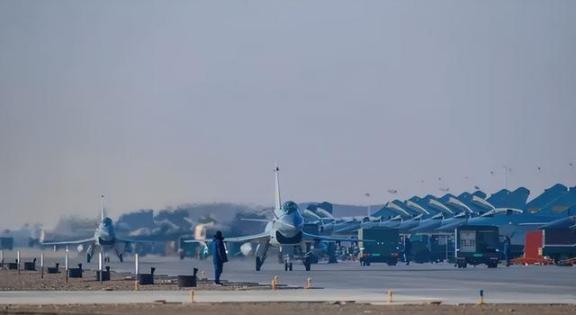 一旦中美开战，中国3000架飞机根本上不了场？俄专家戳穿美军谎言了西方一些分析