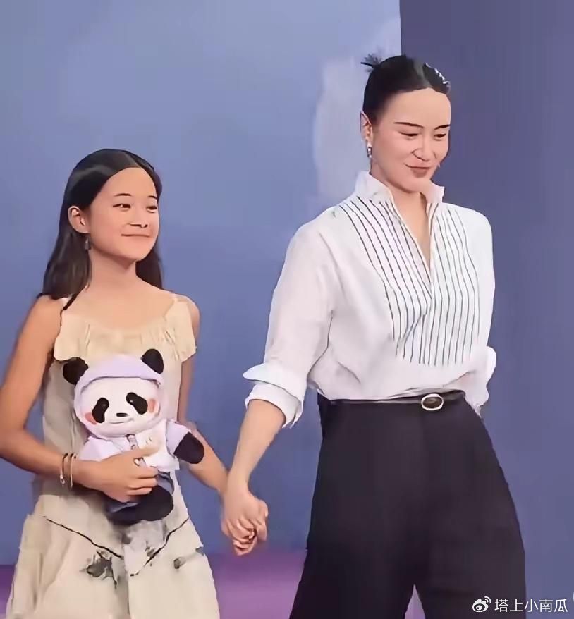梅婷，太骄傲了！8月9日，估计梅婷心里肯定乐开花了，因为宋佳带着自己的女儿曾慕梅