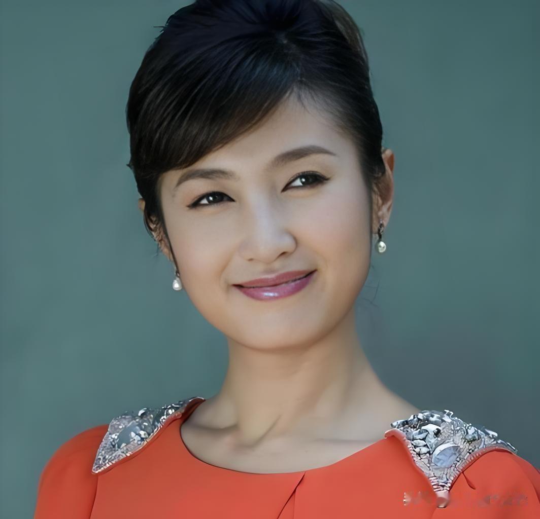 演播室的柔光落在春妮舒展的笑靥上，她用柔缓清亮的语调串起万家冷暖与时代微光，知性