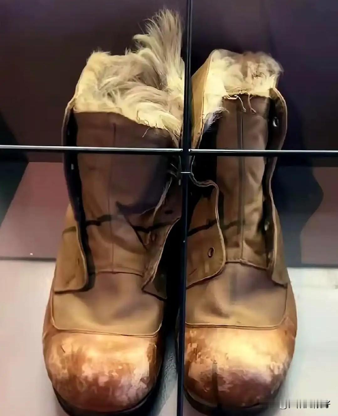 不要小看日本！看看当年日本鬼子穿的鞋，高帮、里面带毛，前面还有钢板，鞋底又加了一