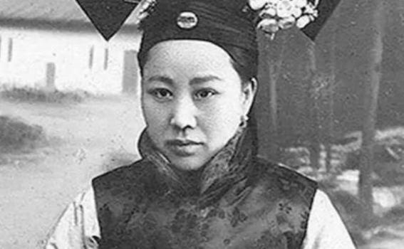 当溥仪的乳娘有2个规矩：一是喂奶，二是“毫无人性”！1908年，奶妈跟着溥仪一起