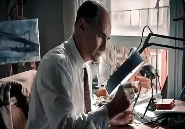 1953年，一个美国报童意外得到一枚50美分的硬币，令人意外的是，它里面暗藏的东