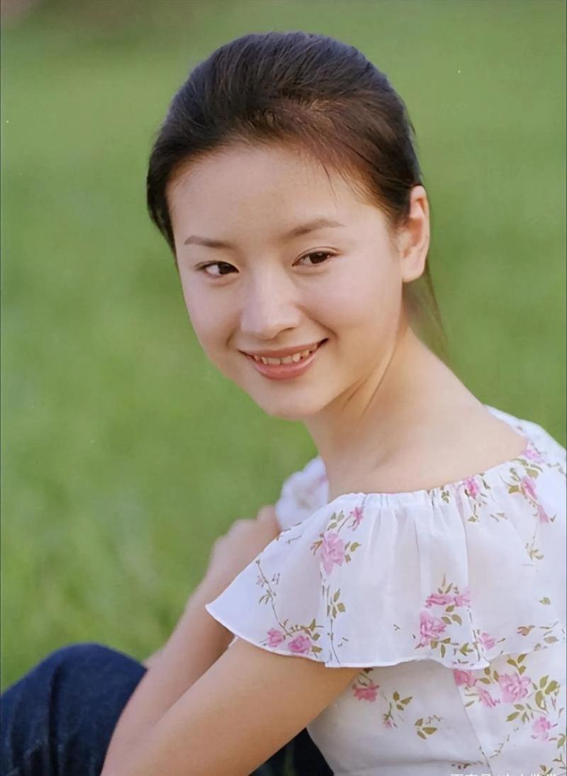 看着董洁在厨房里利落地收拾碗筷，那熟练的动作让人感觉特别亲切。最近她在直播里聊到