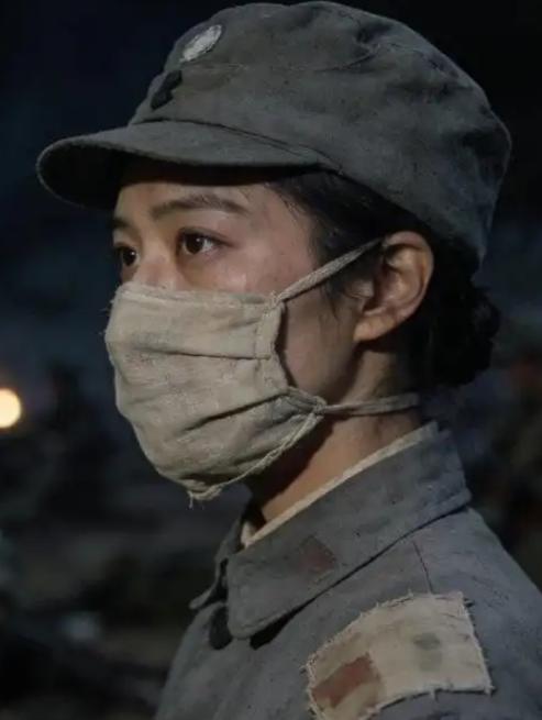 1943年，鬼子请女医生到监狱去做手术，女医生一看囚犯，竟是自己的丈夫！丈夫身中