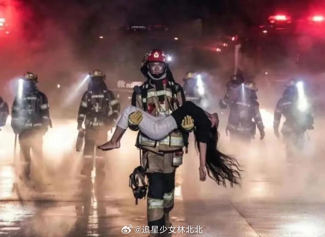 原来这才是晕倒后公主抱的真实状态，《与凤行》可以说一比一还原了​​​