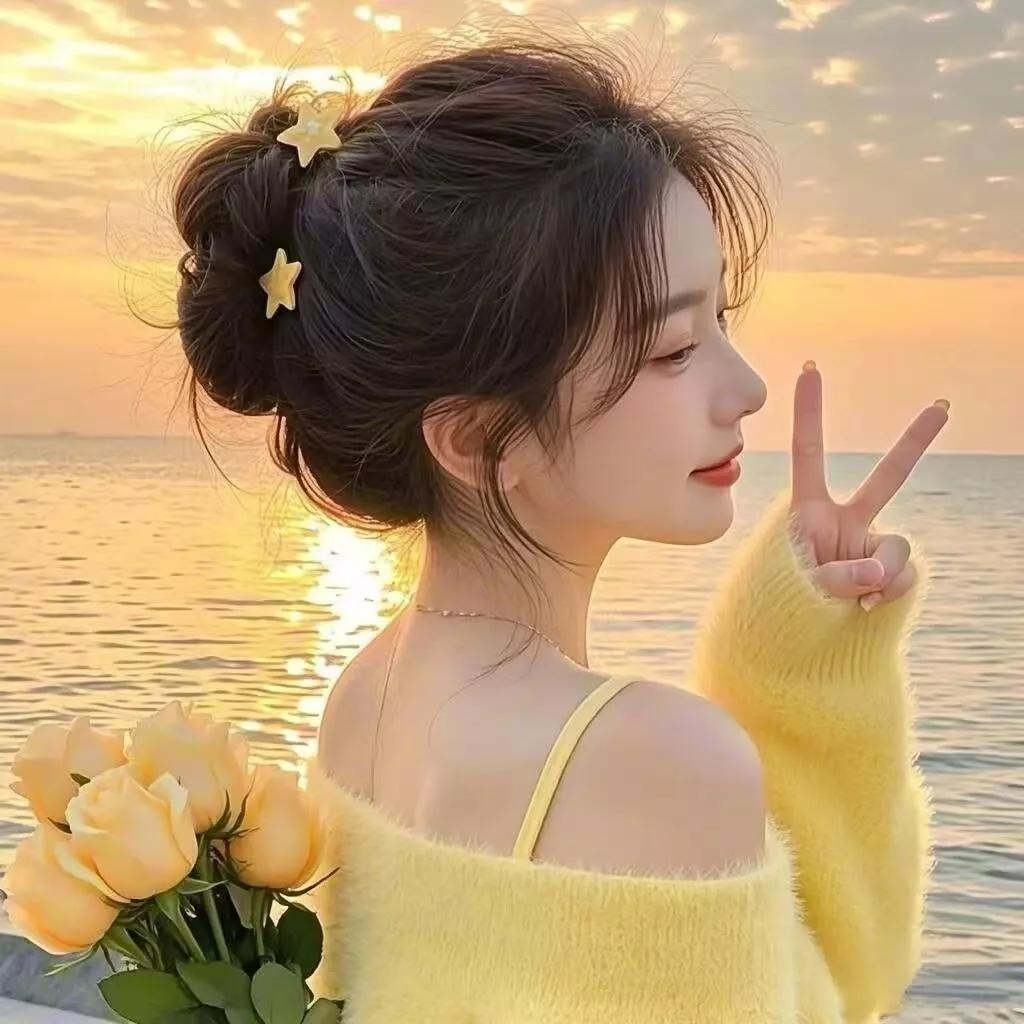 海边的浪漫时光，少女甜美微笑，温柔如风少女感微笑女孩海边花海少女海边活力少女