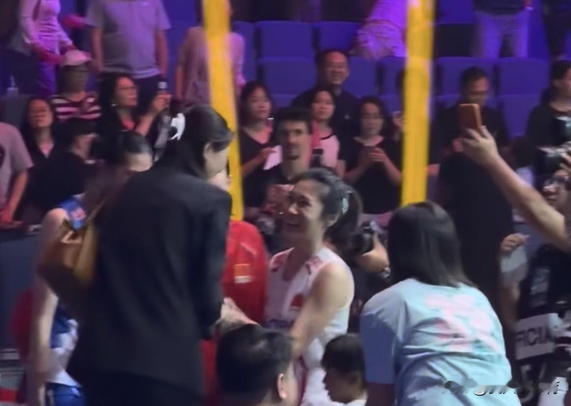 赛后温馨又让人泪流满面的一幕[哭哭][哭哭]前中国女排副攻袁心玥，来探班中国女排