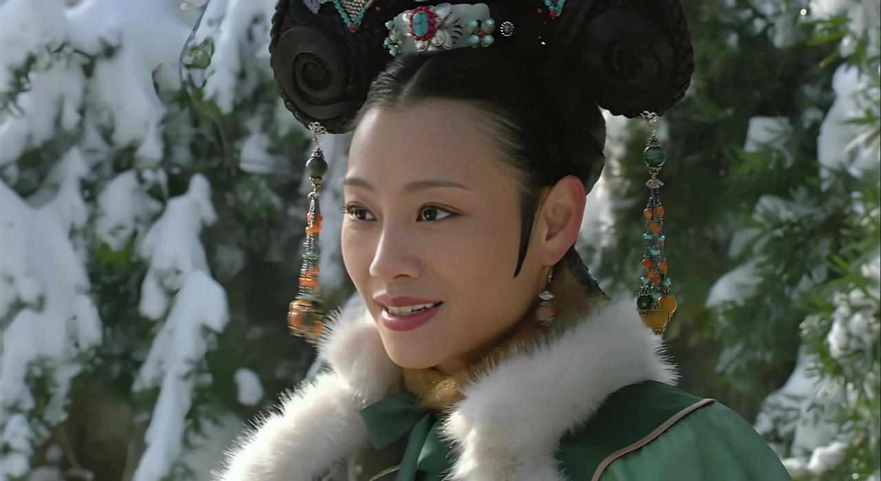 雍正死后，端妃被按着脑袋塞进皇陵殉葬，石门都快合上了，一个宫女突然把她拽了出来。