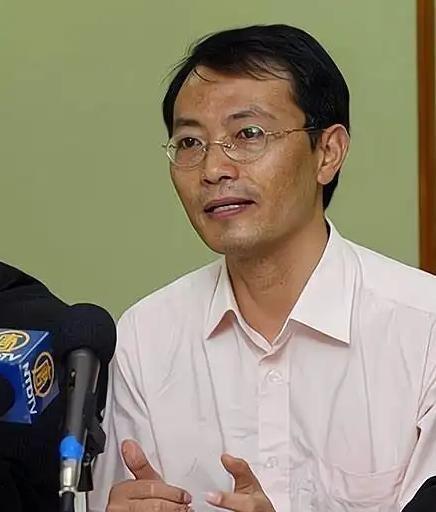 如果有一天我执掌中国，我一分钱就把它卖给美国！”2013年，北大教授焦国标发表了