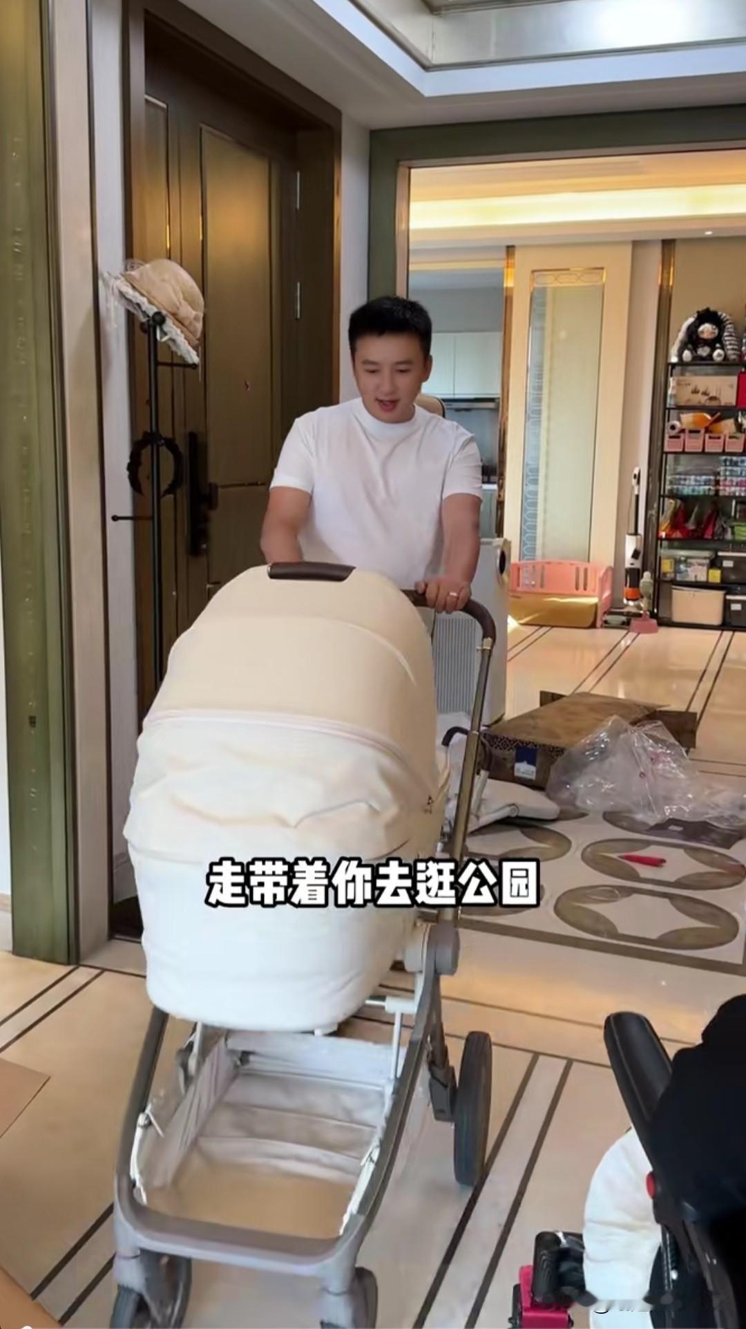 大双推着婴儿车，他开心的说，宝贝去逛公园了，把李喜梅逗得哈哈大笑！看大双推着
