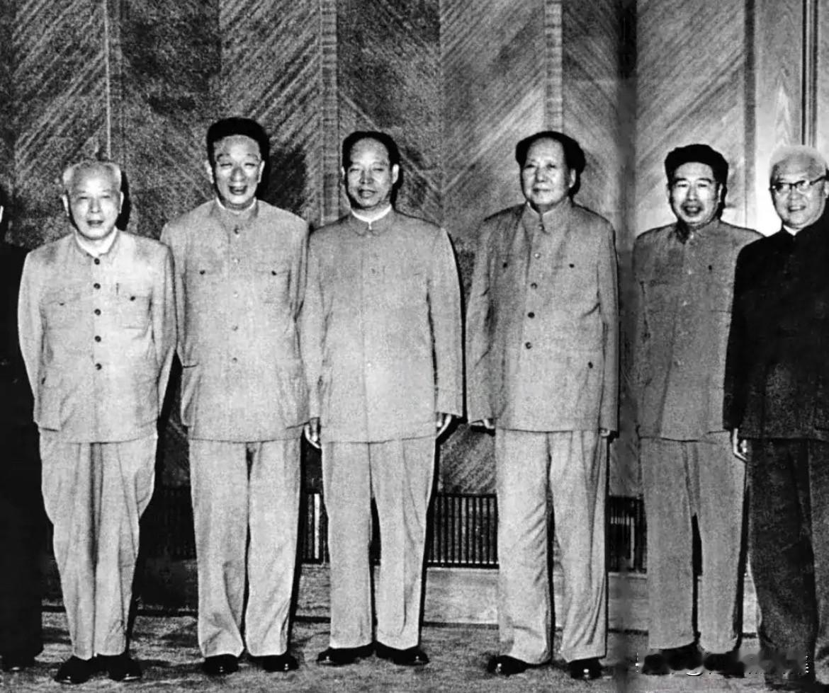 1961年，中共八届九中全会期间，毛泽东主席和四大行政区第一书记合影，左起：李井