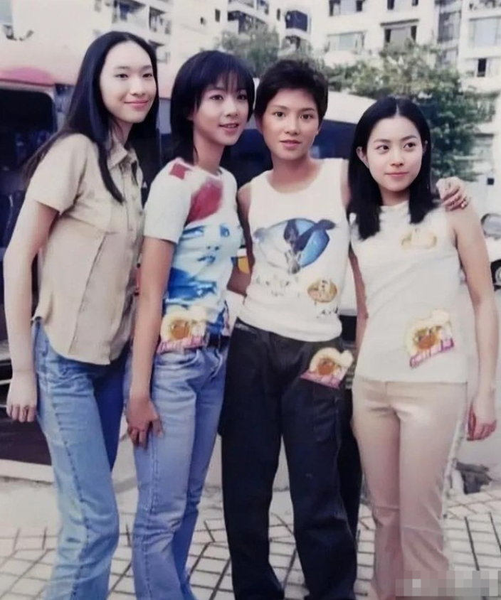 九十年代那会儿，有四个女生刚混娱乐圈的时候拍了张合照。谁能想到啊，照片里这四