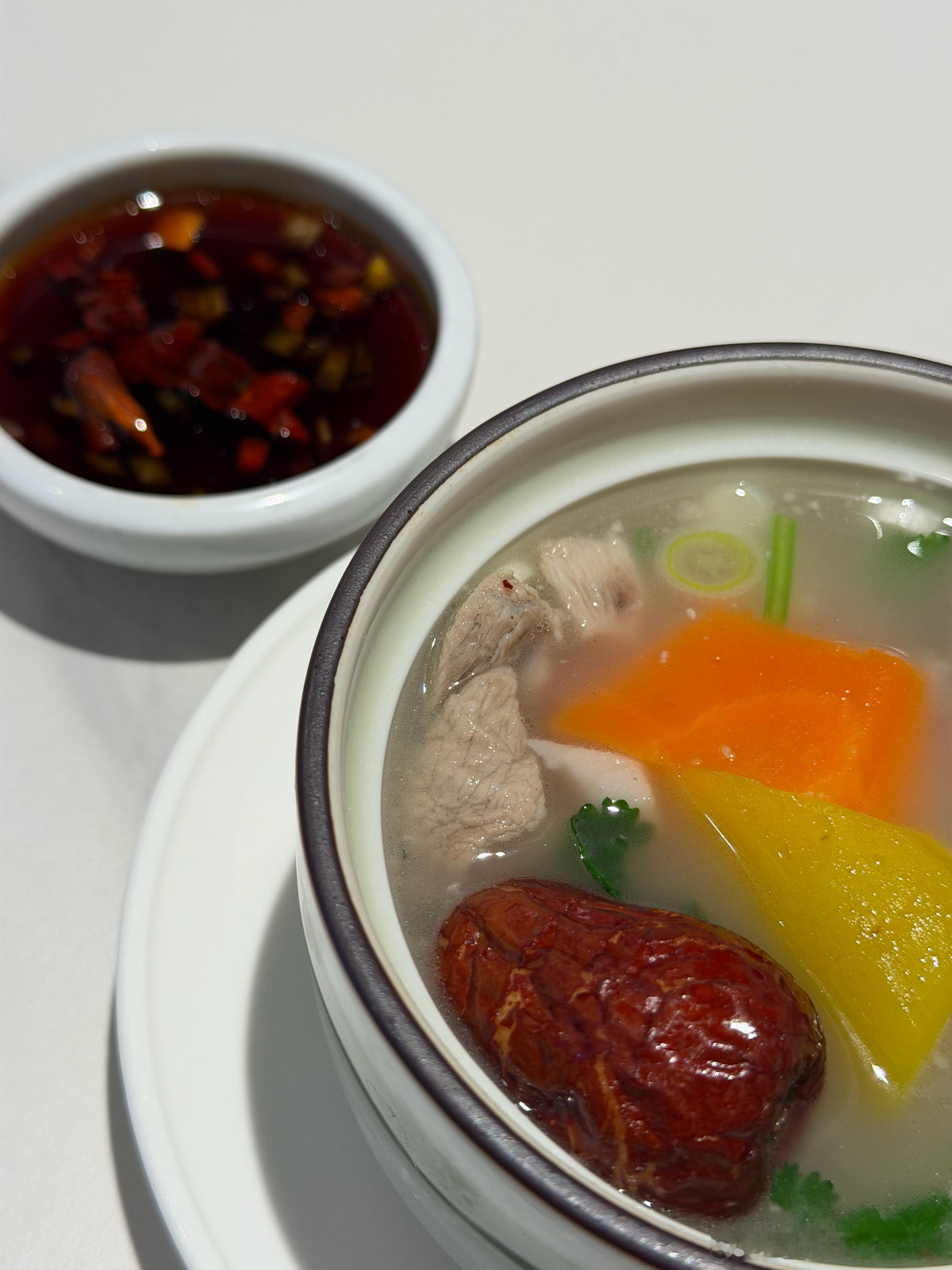 我吃了一家叫：小放牛的馆子味道还不错，挺推荐，适合带小孩家常融合菜，羊肉、烤鸡