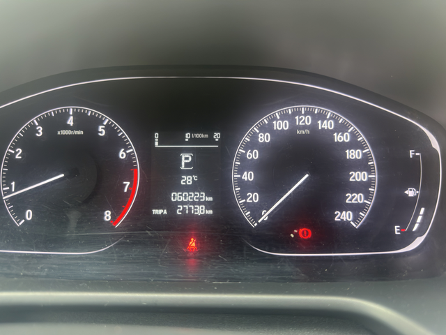 雅阁是好车十代雅阁，陪我五年整，跑了六万公里，明天就是分别的日子，说实话。心里