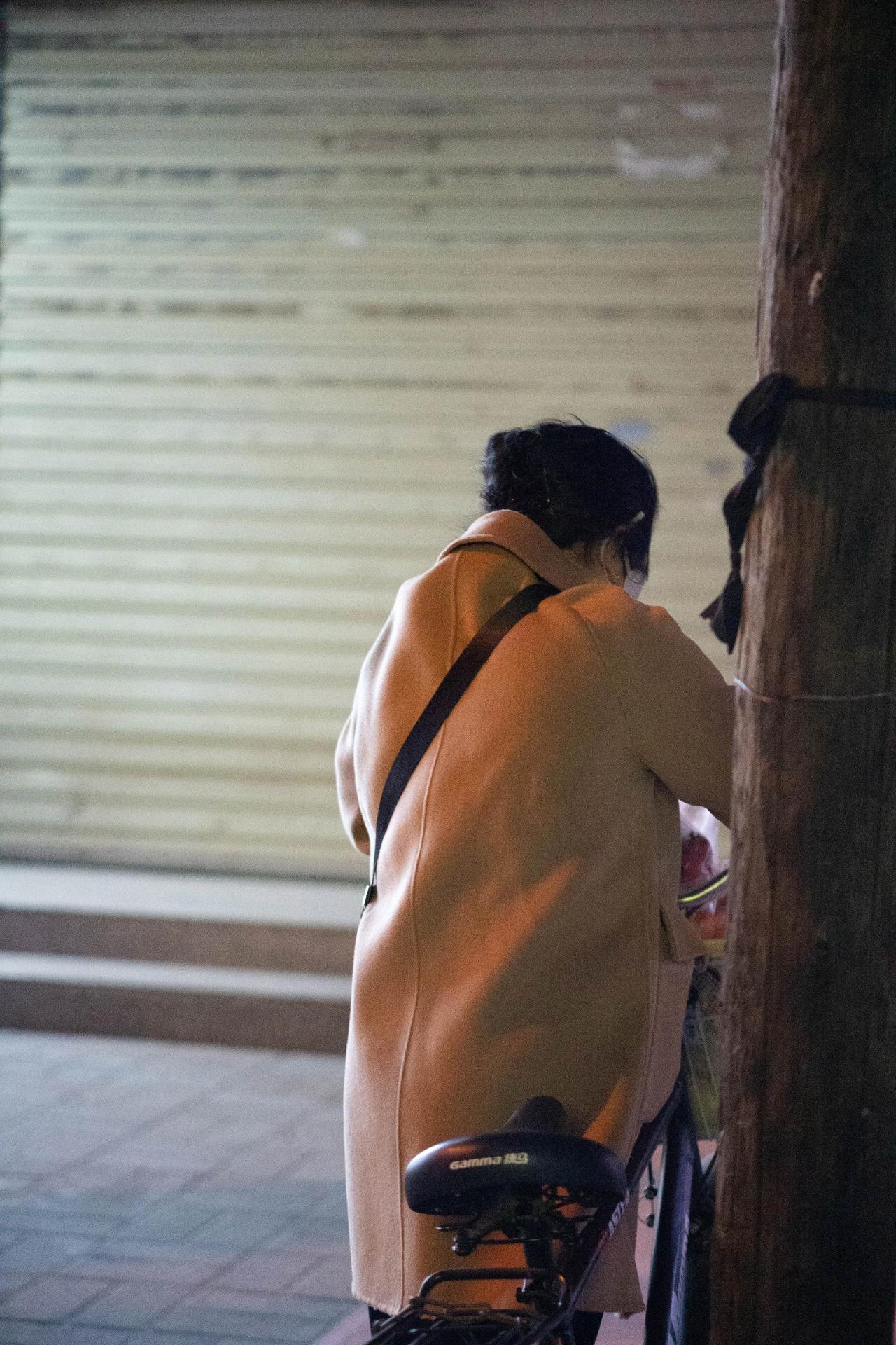 哥哥离世三年后，嫂子硬要招上门女婿，我和妹妹都极力反对，但母亲支持嫂子，当时我们