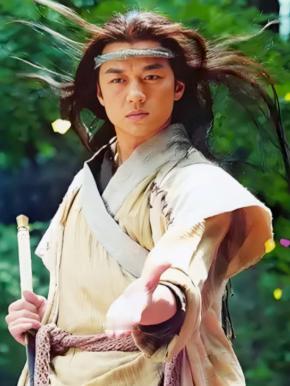 2000年《笑傲江湖》让他一夜成名，济南泉城广场十几万人在夜色中高喊“令狐冲”。