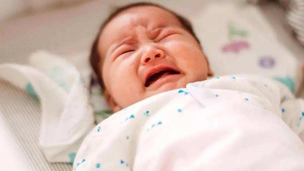 老公未断奶?婆婆帮老公盖被子老婆大喊受不了