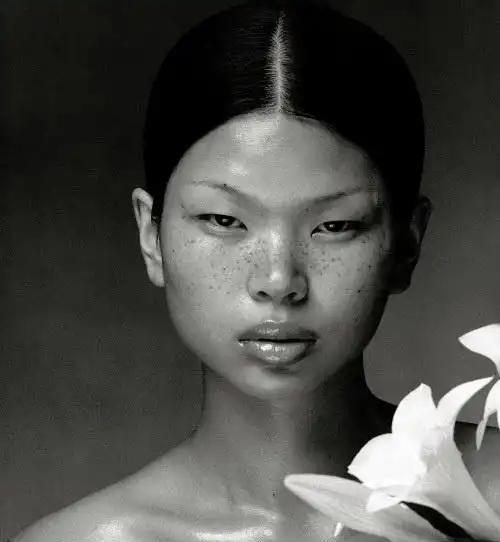 1999年，18岁的吕燕去面试模特，她满脸雀斑，一个男人却对着她大声称赞，直言：