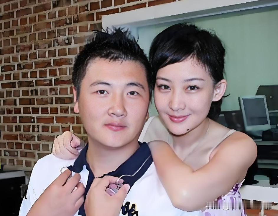 1999年，成名后的孙楠抛弃了同居10年的女友辛欣，转身娶了神交已久的买红妹。9