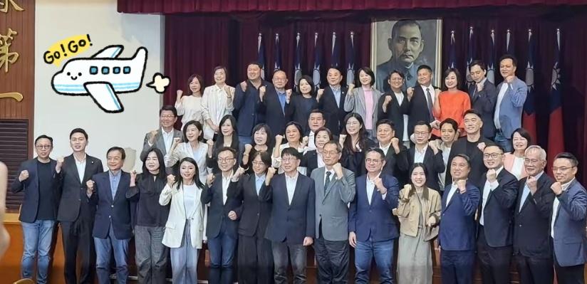 郑丽文的起手式非常成功，首个公开行程就是拜访梨园党团，受到热烈欢迎，手下败将罗智