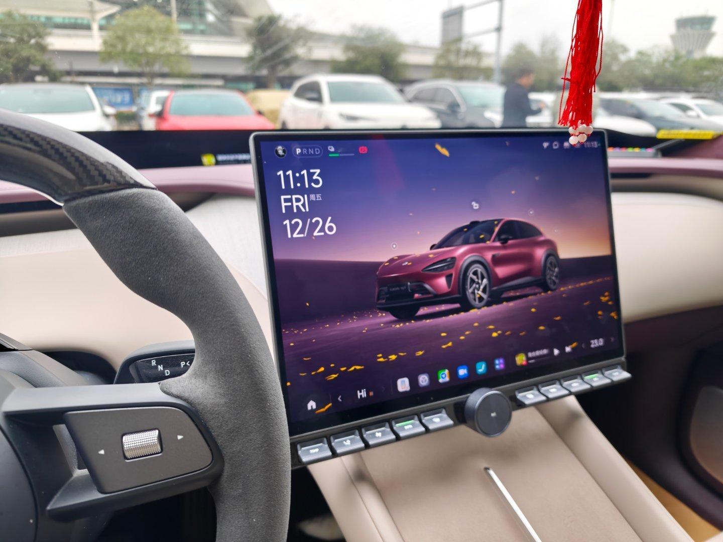 这个车机桌面才帅嘛，还有，终于买到磁吸头枕了~(¯▽¯~)