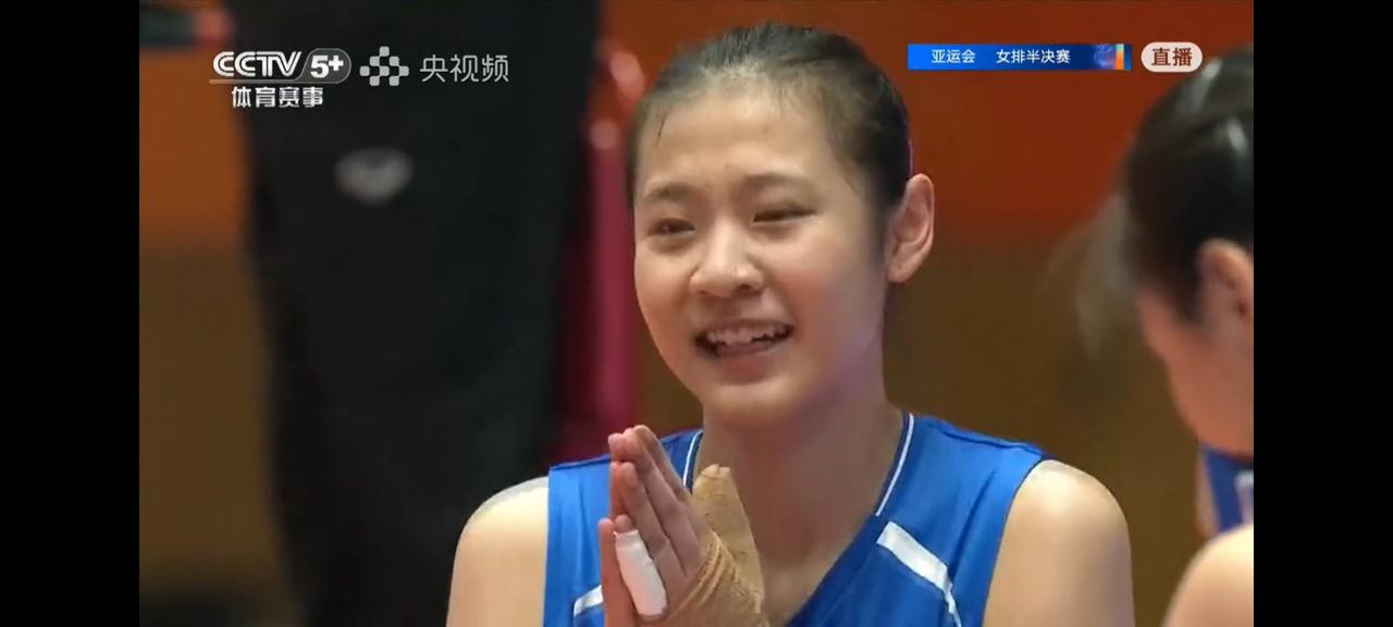 中国女排战胜泰国，给几位年轻副攻小将评分:一，王奥芉，亚锦赛首发无亮点。可亚运