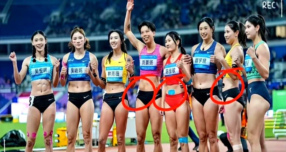 为什么只有刘景扬、陈佳敏、姜李韵喆这三位运动员贴着肚脐贴，其他人不贴呢？