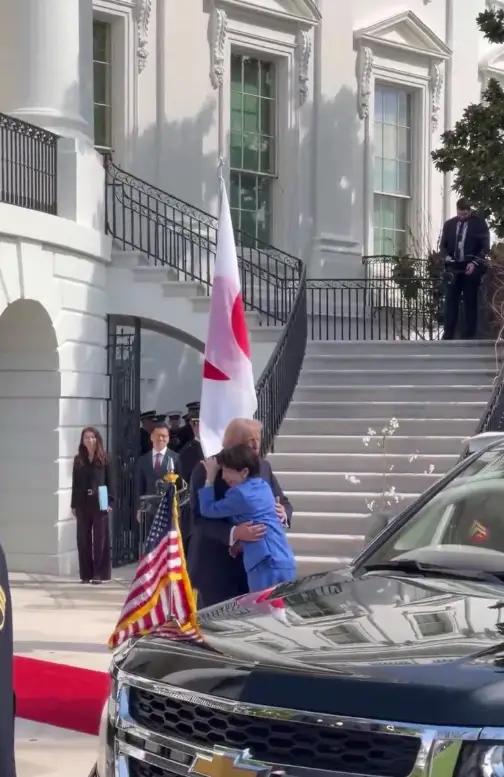 高市早苗到美国朝贡的名场面:一，高市乘坐专车抵达白宫后，特朗普在门口等候，本