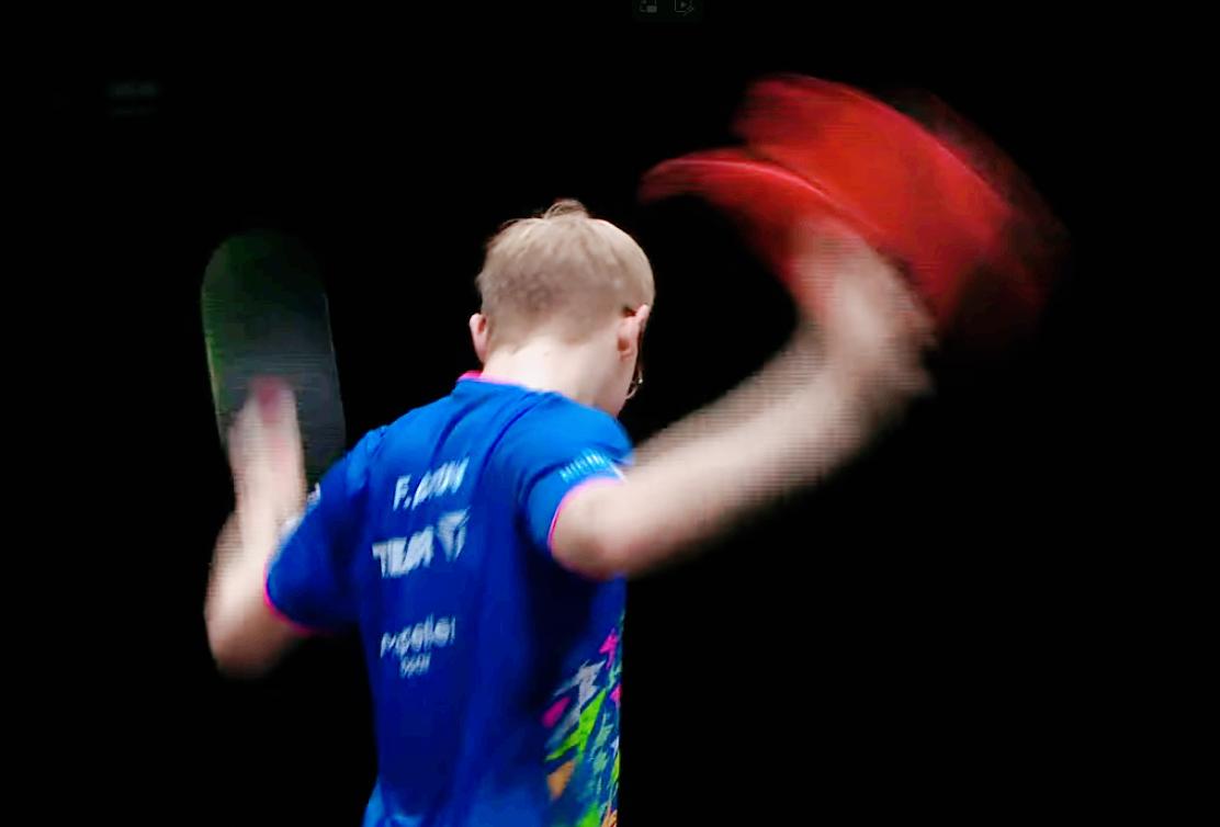 笑死我了！F勒布伦真当成自己主场了，赢球后振臂，球迷山呼海啸！其实球迷不