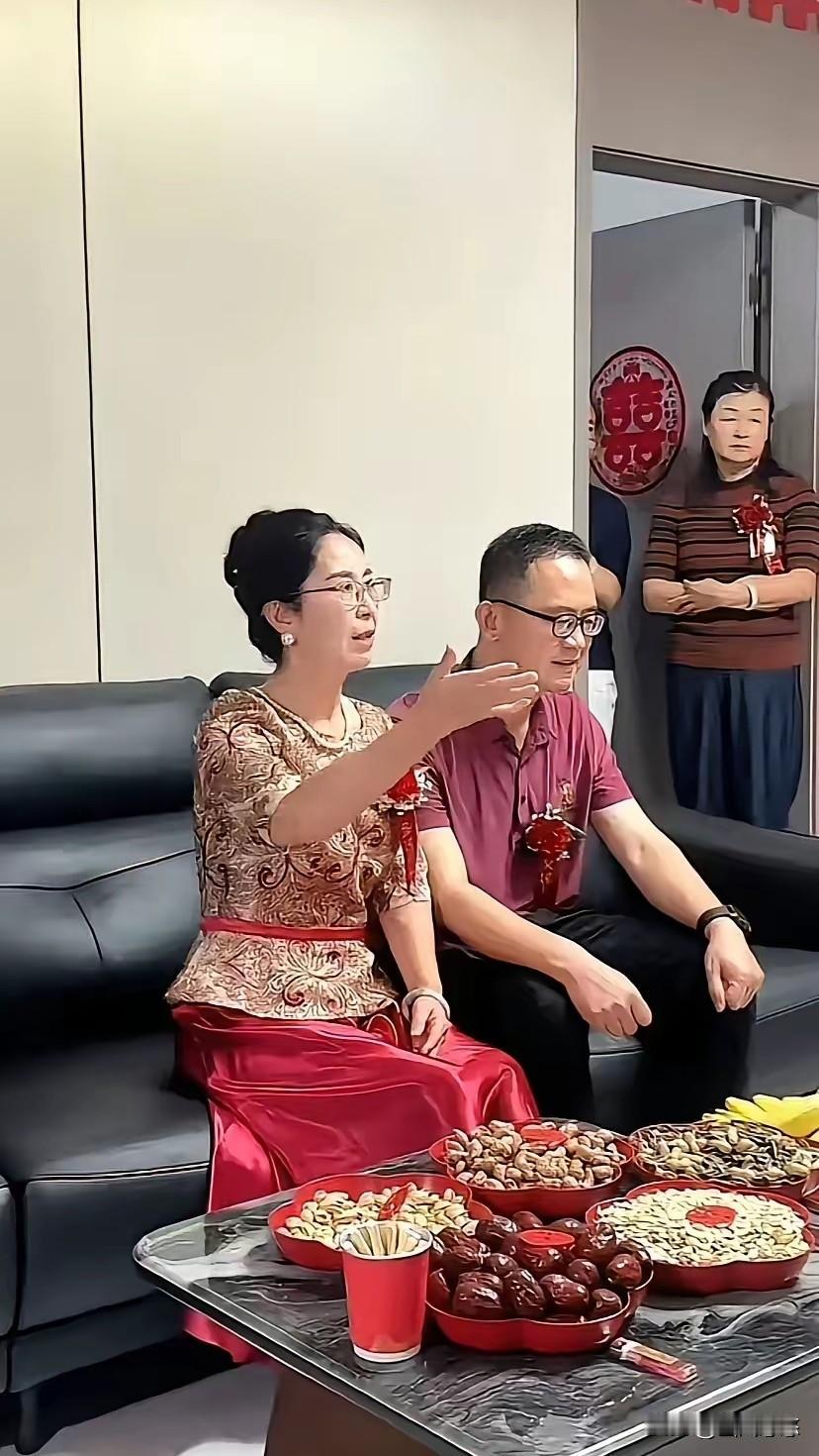 强势的人在外界能得到|别人瞬间的尊重，在家里却得不到温暖。一家有个强势的人，整个