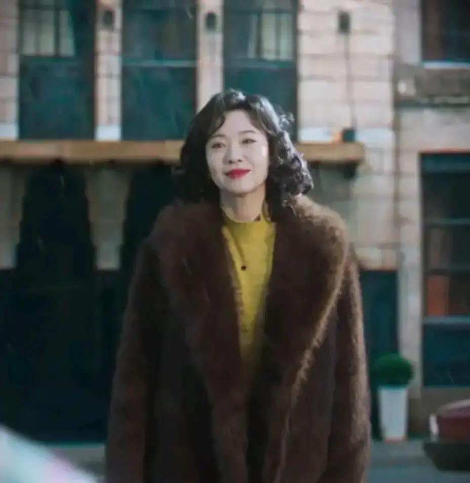 别骂老舅了。他放弃小珍选周小姐，不是眼瞎，是人性。剑桥2024年研究撕开一