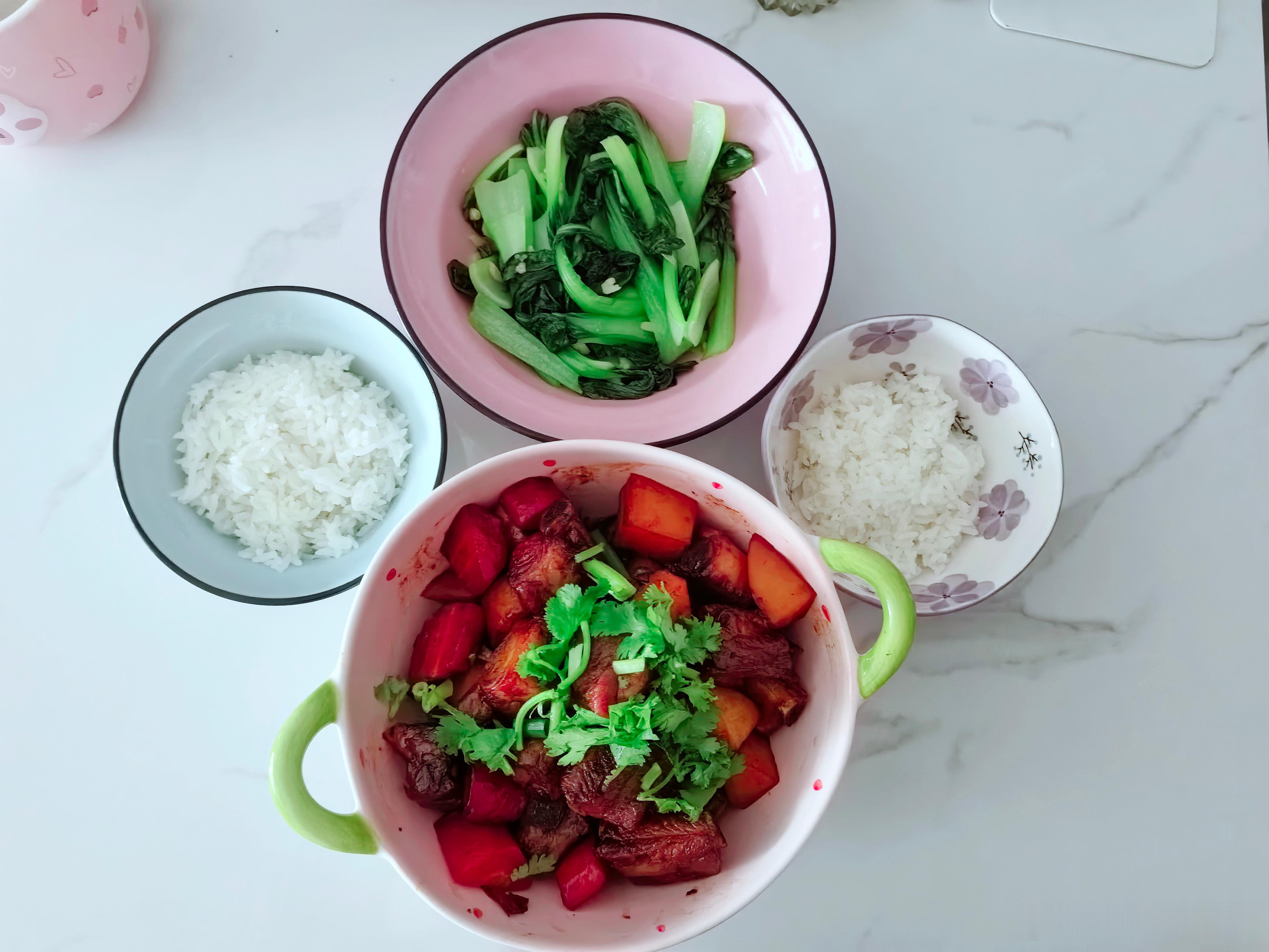 今日午餐本来就炒了糖色，结果手一抖老抽放多了，不过排骨还是很香滴，娘俩吃光光。