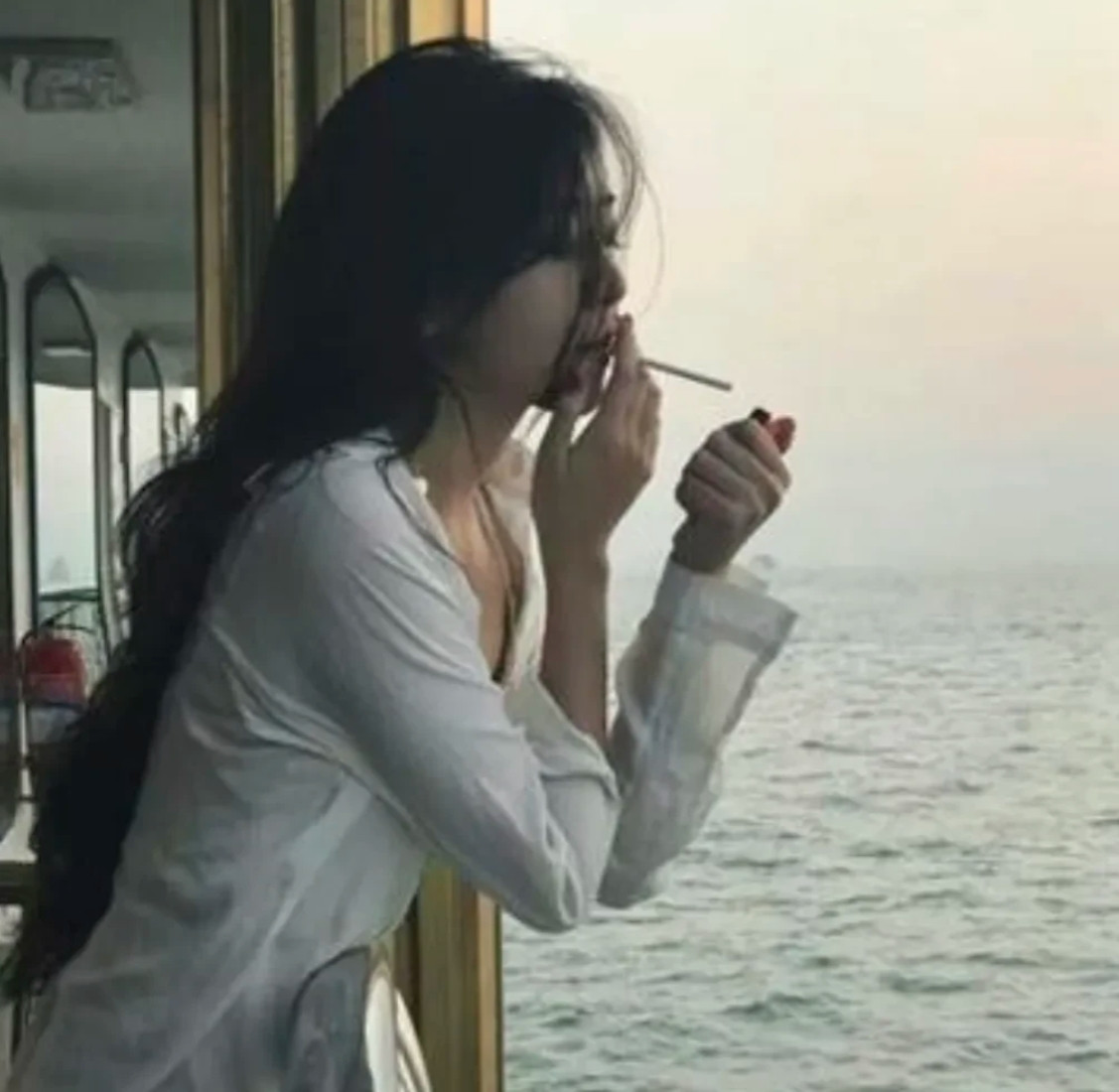 我有个哥们在本地正式单位上班，月薪5600……平时不舍的吃，不舍的穿，用的手机