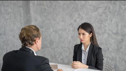 太明目张胆了！女子求职遇"选妃"现场，被推给"董事长"对接，对方上来就问："出差