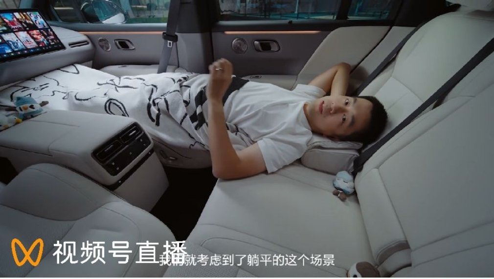 理想i6这个挺好的，可以不用充气床垫，直接形成两张床。出门旅行有画面感了啊理想i