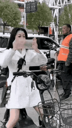 女孩在室外的一番打扮，把环保大哥看眼直了，也不知道这个女孩是怎么想的，为什么不在